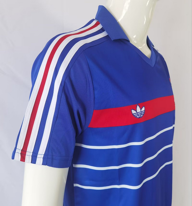 82-84 France home